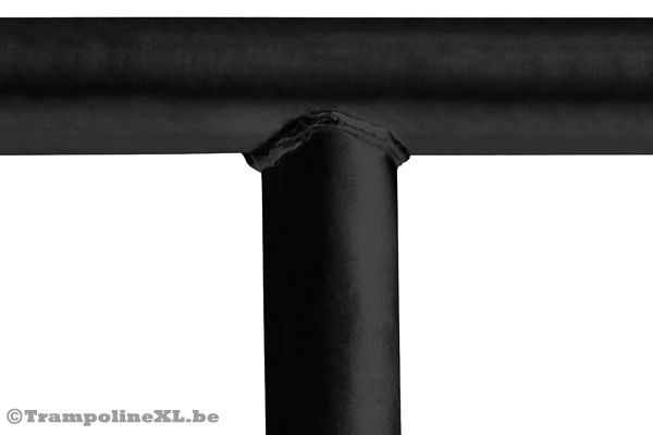 Met een zwart stalen frame.