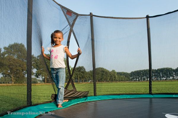 Grote trampoline met veiligheidsnet.