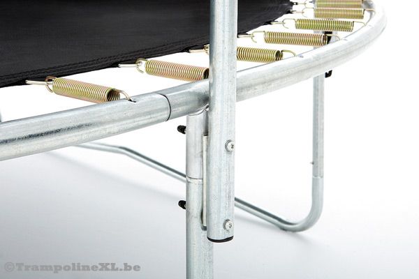 Met metalen klemmen voor een stevige verbinding.