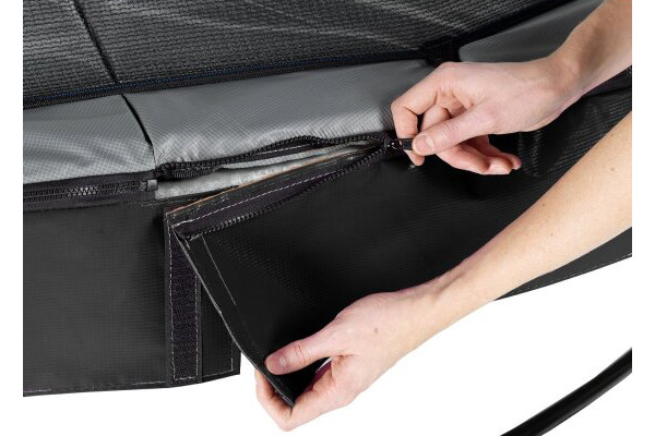 Grijze beschermrand met zwarte rok.