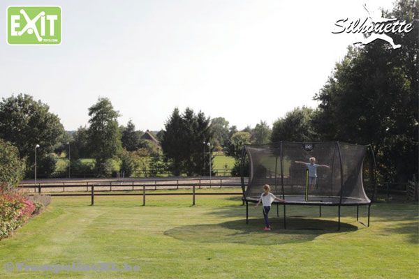 Beleef urenlang springplezier op deze prachtige trampoline.
