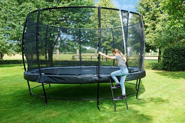Om de trampoline op te komen