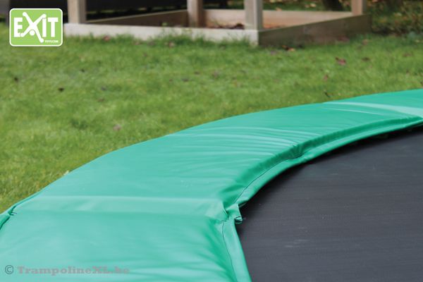 Met een brede beschermrand.