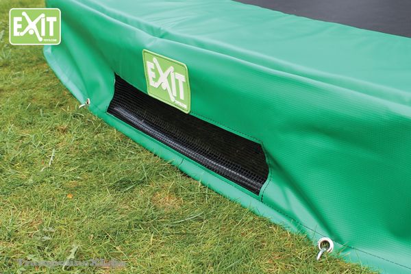 De trampoline komt 20 cm boven de grond uit.