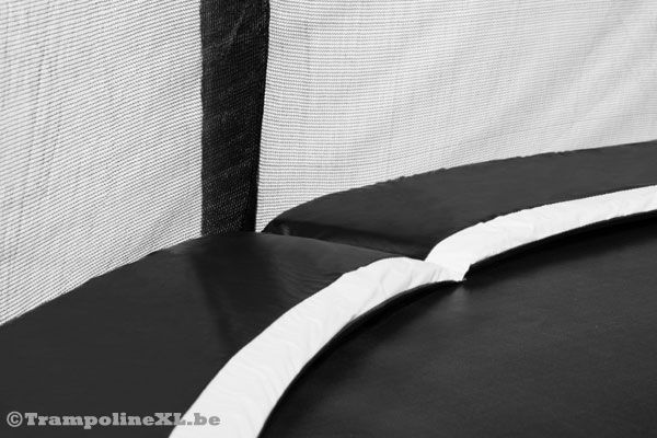 De trampoline heeft een doorsnede van 251 cm.
