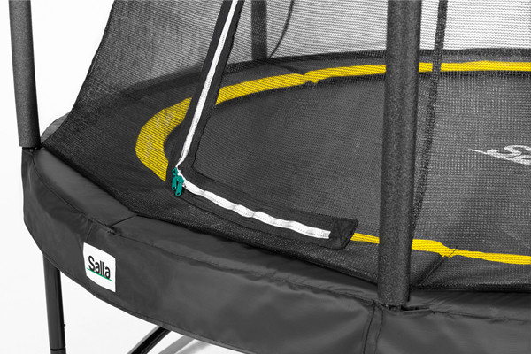 Met een brede beschermrand.