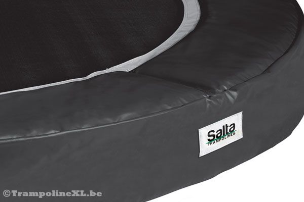 Met een dikke en brede beschermrand.