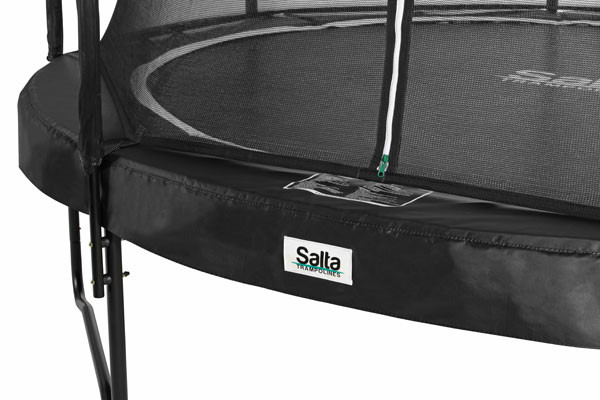 Met een zwart stalen frame.