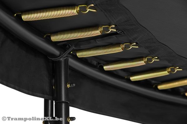 Met een zwart stalen frame.