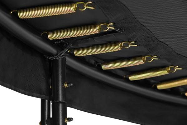 Met een zwart stalen frame.