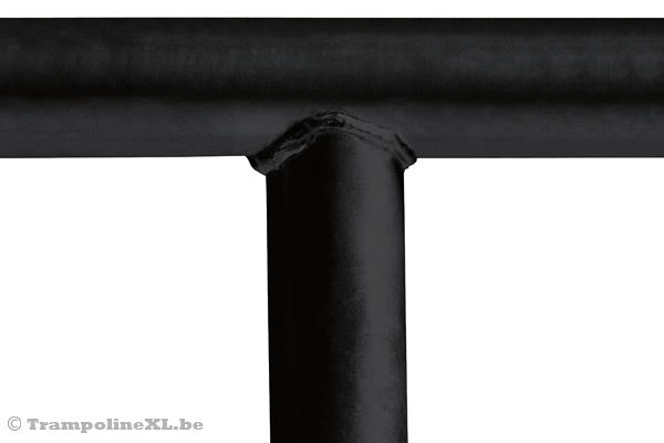 Met een zwart stalen frame.