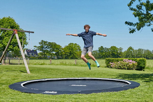 De trampoline ligt op gelijke hoogte met het gazon.